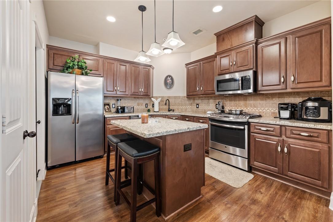 1806 Lakeshore Cir - Photo 6 of 20