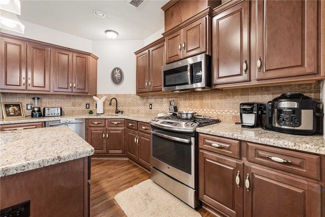 1806 Lakeshore Cir - Photo 7 of 20