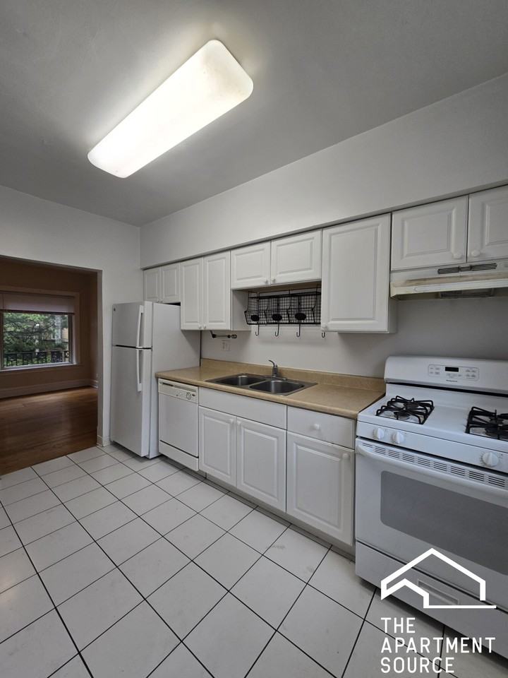 834 Reba Pl #2N - Photo 3 of 6