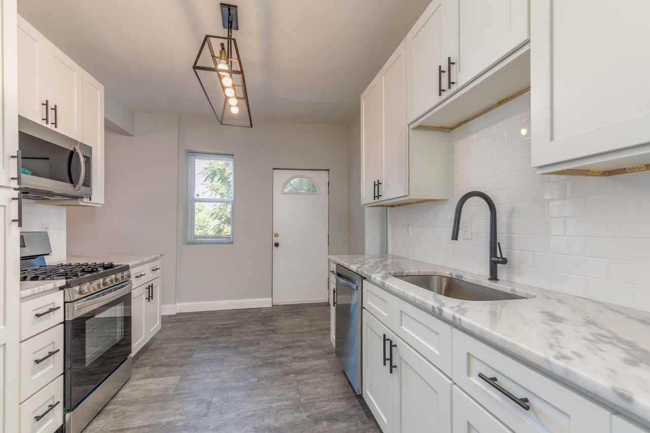 1131 Forest Ave - Photo 2 of 27