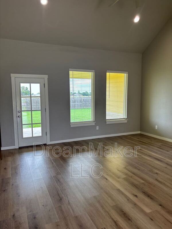 3043 Se 34th St - Photo 5 of 17