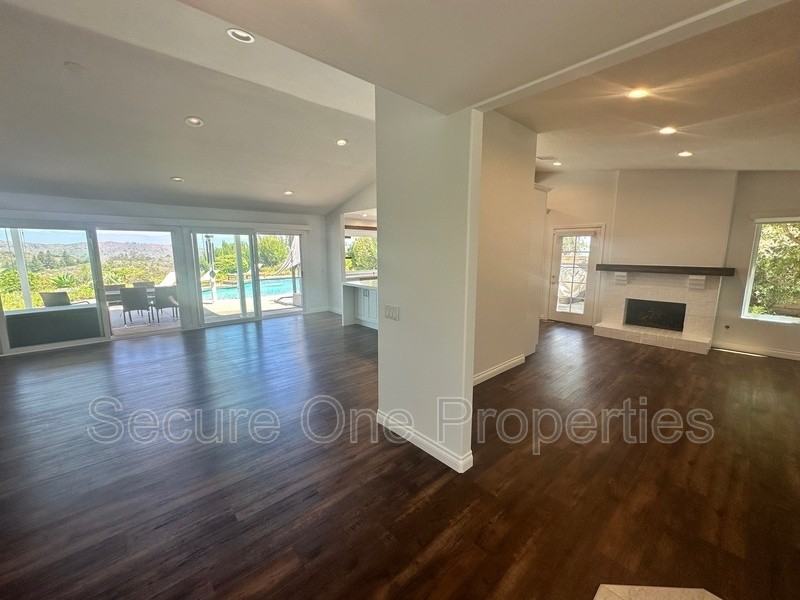 637 Lynwood St - Photo 3 of 40