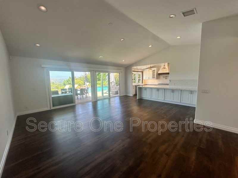 637 Lynwood St - Photo 5 of 40