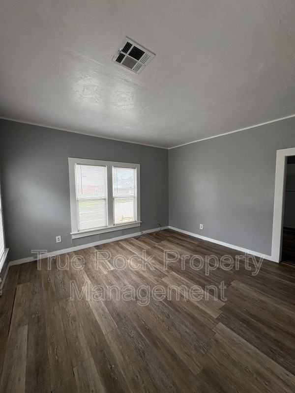 225 N Hope St - Photo 2 of 9
