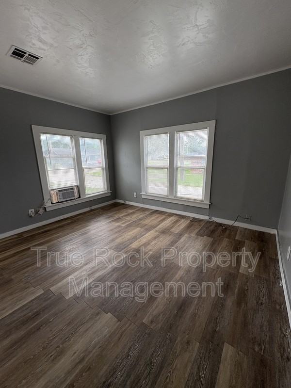 225 N Hope St - Photo 3 of 9