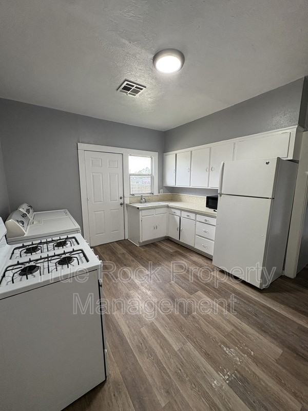 225 N Hope St - Photo 4 of 9
