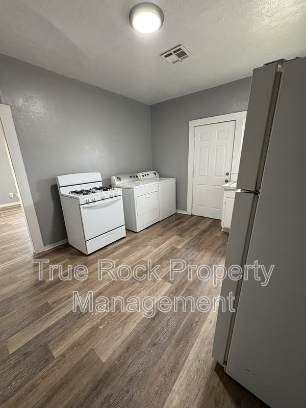 225 N Hope St - Photo 5 of 9