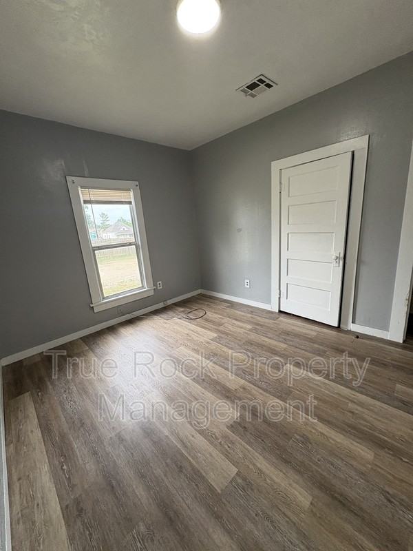 225 N Hope St - Photo 6 of 9