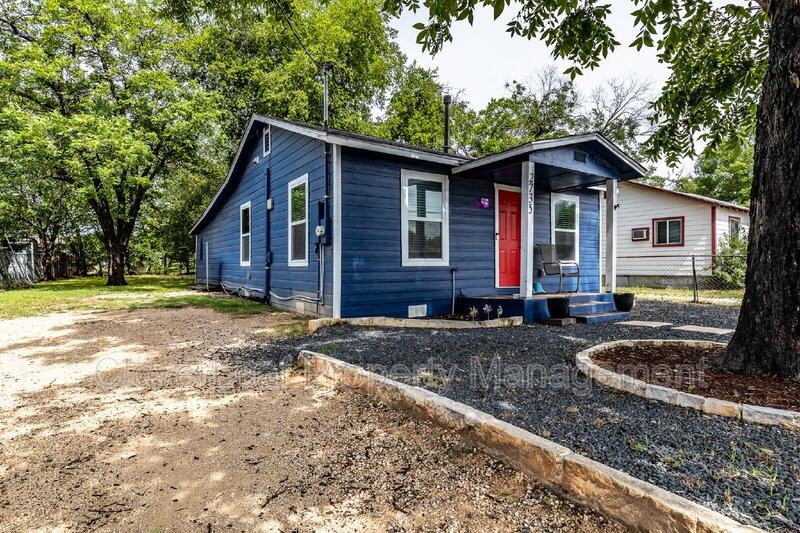 2735 Pecan Valley Dr - Photo 2 of 28