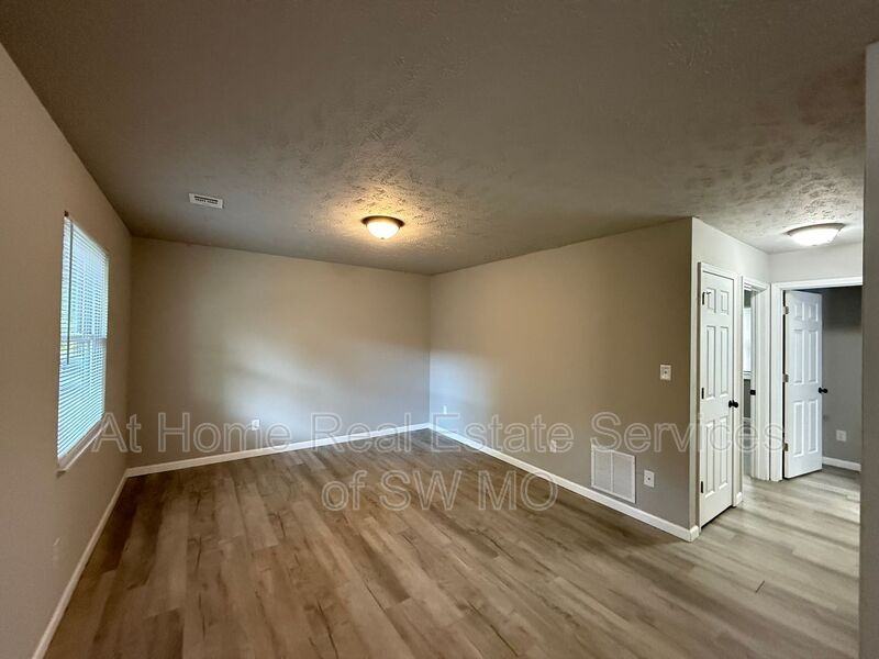 1306 E Mcdaniel St #7 - Photo 2 of 6