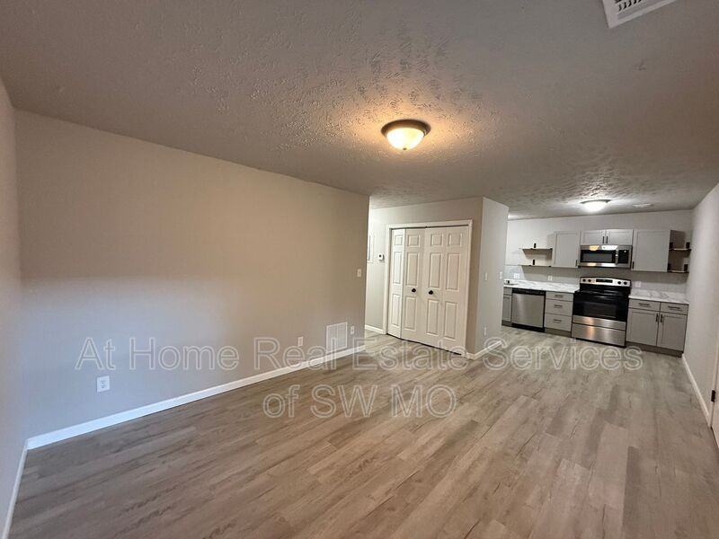 1306 E Mcdaniel St #7 - Photo 3 of 6