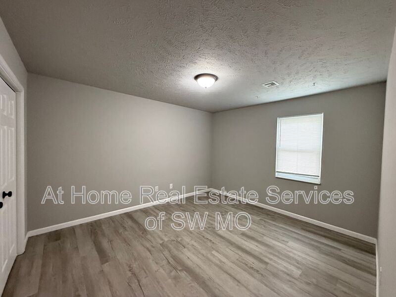 1306 E Mcdaniel St #7 - Photo 4 of 6