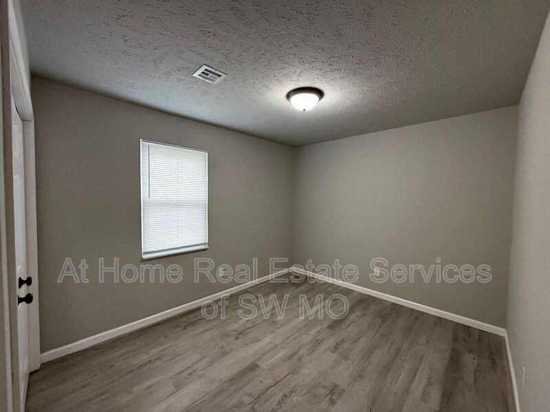 1306 E Mcdaniel St #7 - Photo 5 of 6