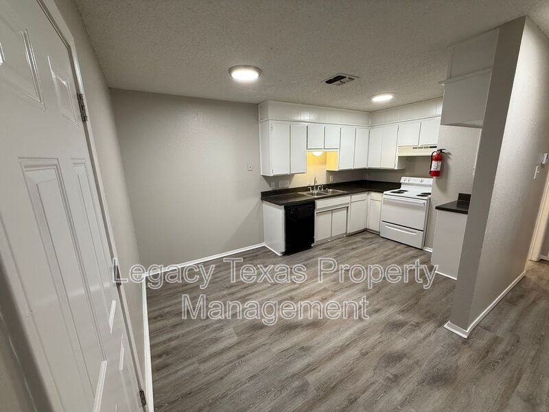 516 - Photo 3 of 11