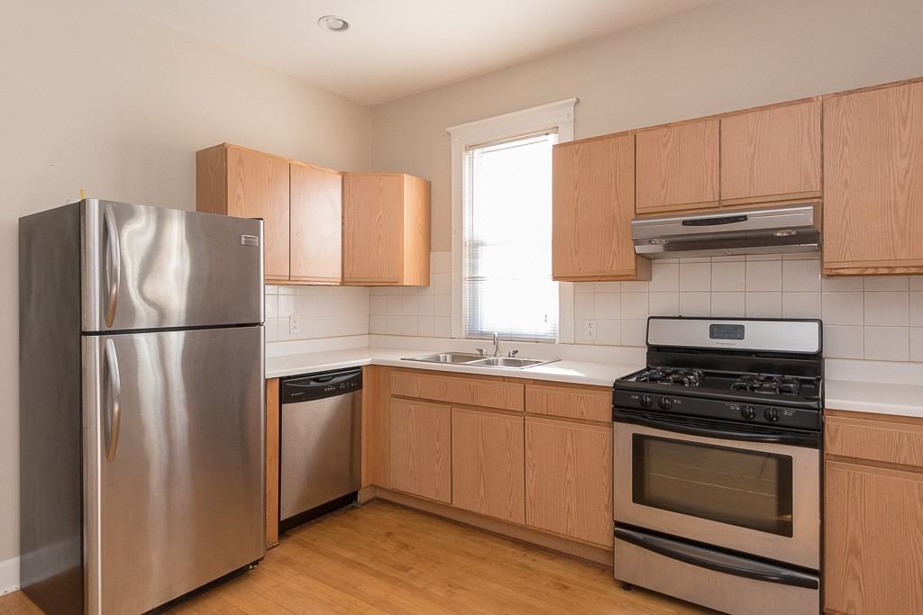 1440 W Addison St #2 - Photo 3 of 21