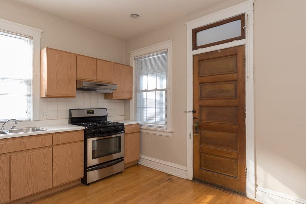 1440 W Addison St #2 - Photo 5 of 21
