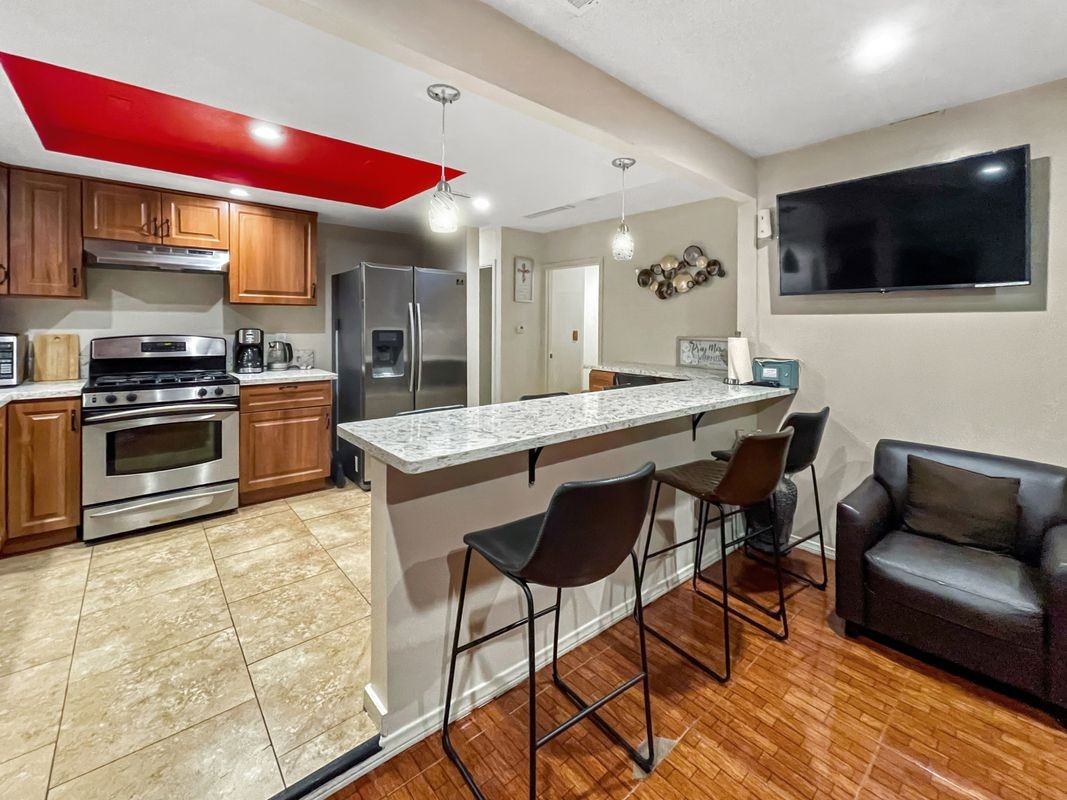 4084 W 137th St ##B - Photo 3 of 8