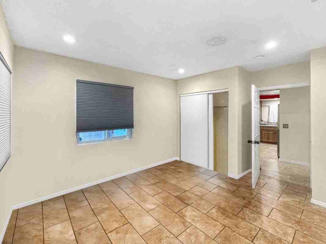 4084 W 137th St ##B - Photo 4 of 9