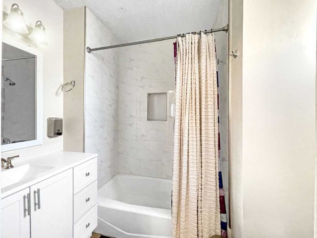 4084 W 137th St ##B - Photo 7 of 9