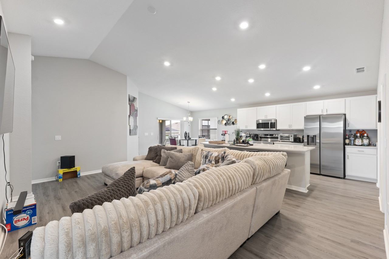 2172 Desert Rose Dr - Photo 4 of 22