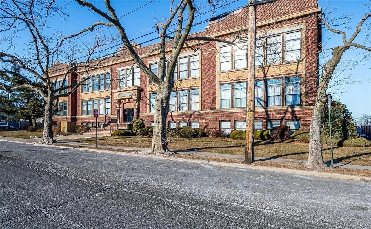 434 Lawrence St - Photo 2 of 22