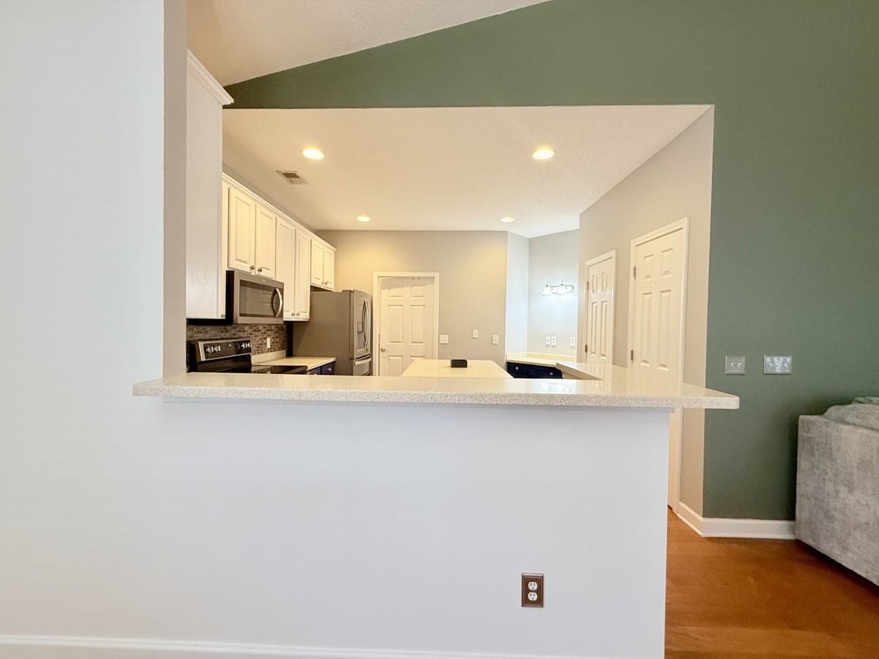 1005 Manassas Dr - Photo 6 of 30
