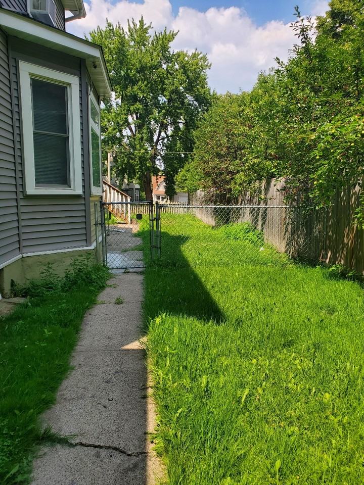 1133 Beech St - Photo 2 of 2