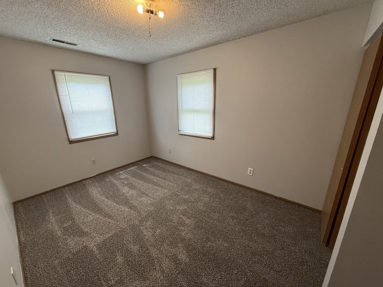 831 E Prairie Hill Dr - Photo 2 of 6