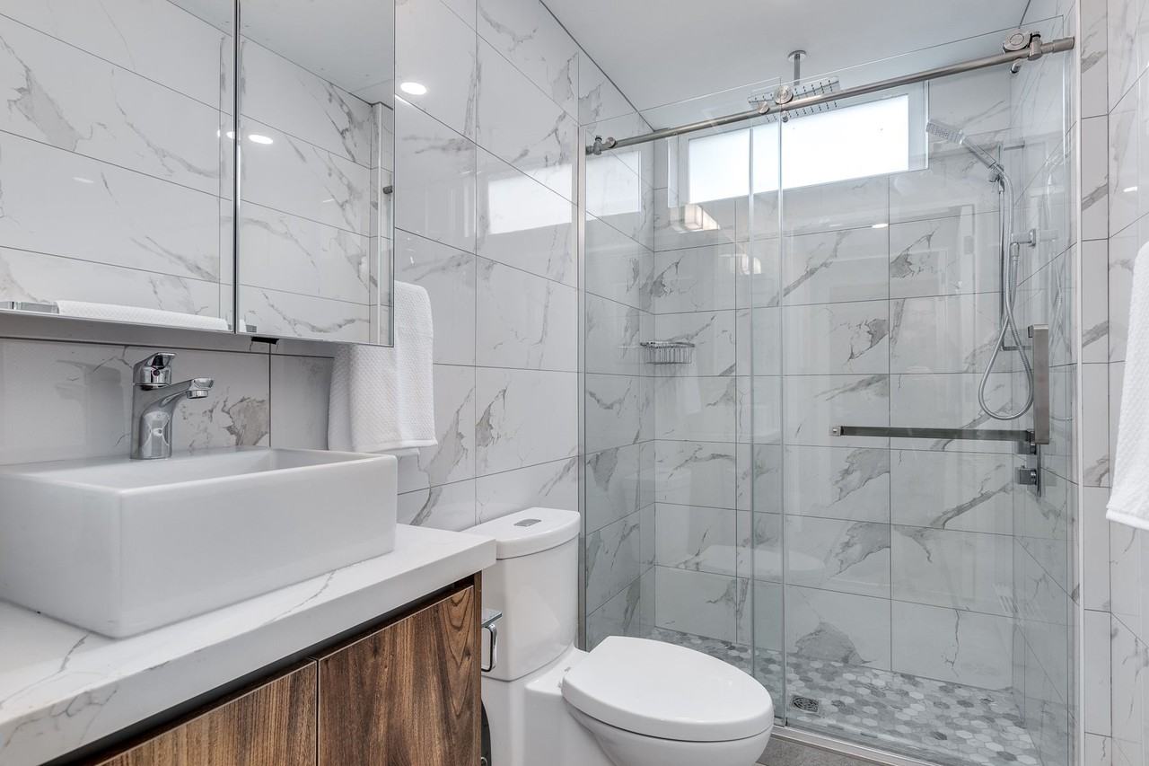 1170 Barclay Street - Photo 12