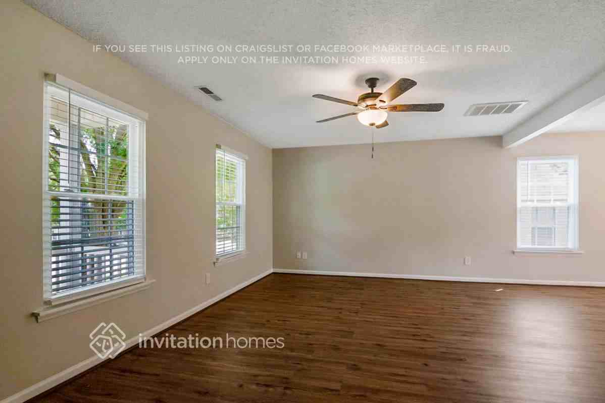 4921 Silverdene St - Photo 3 of 19