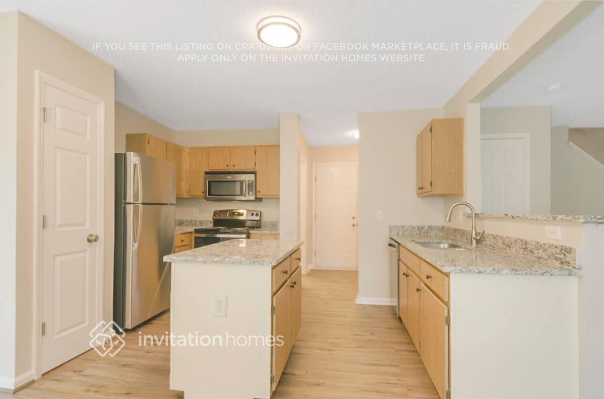 4921 Silverdene St - Photo 4 of 19