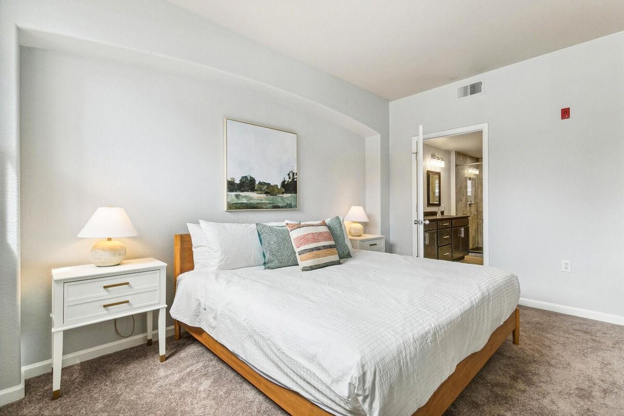 1727 N Pearl St #1221774P - Photo 2 of 33