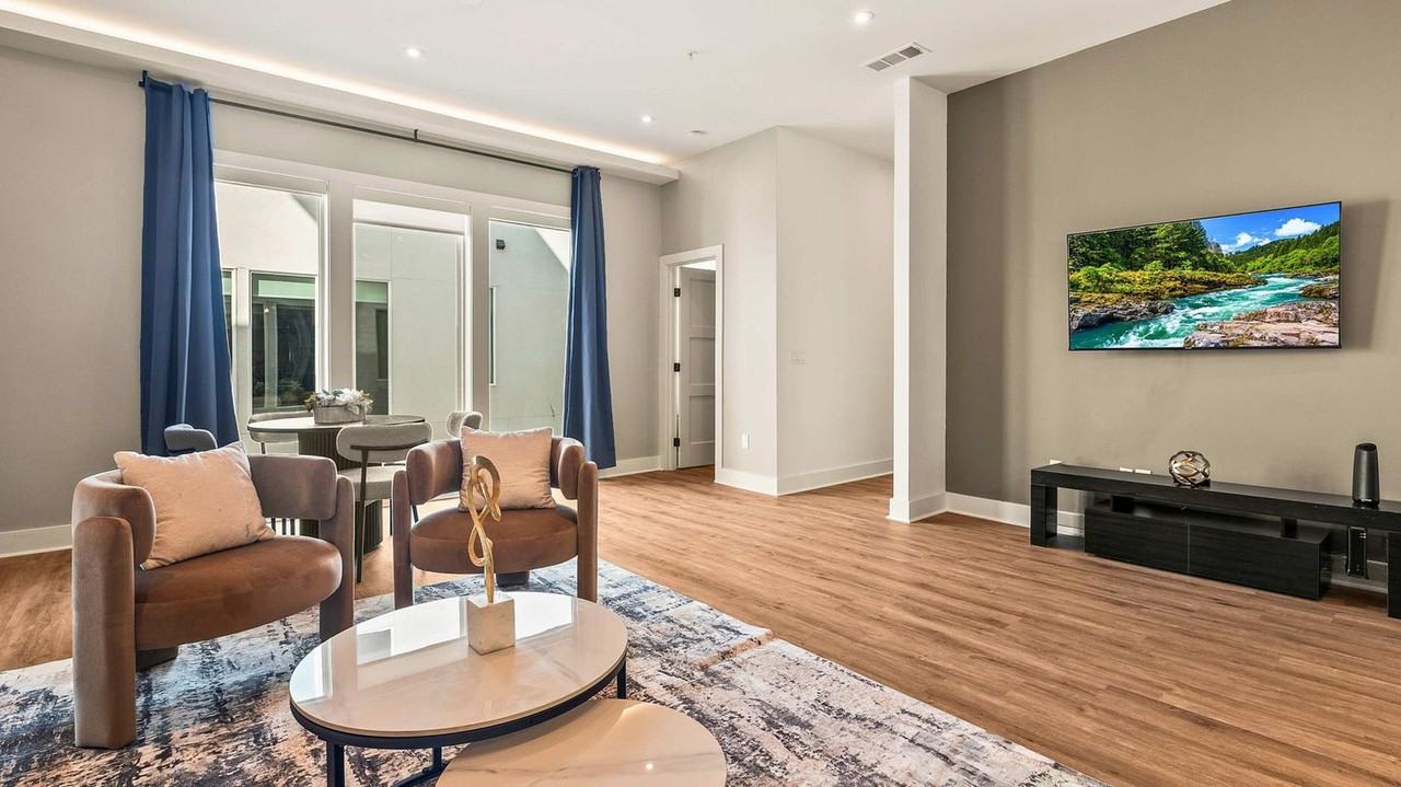 1733 N Fitzhugh Ave #1226738P - Photo 4 of 20