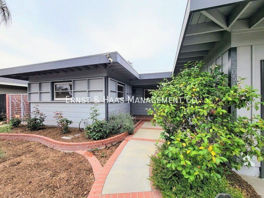 2054 Pattiz Ave - Photo 2 of 34