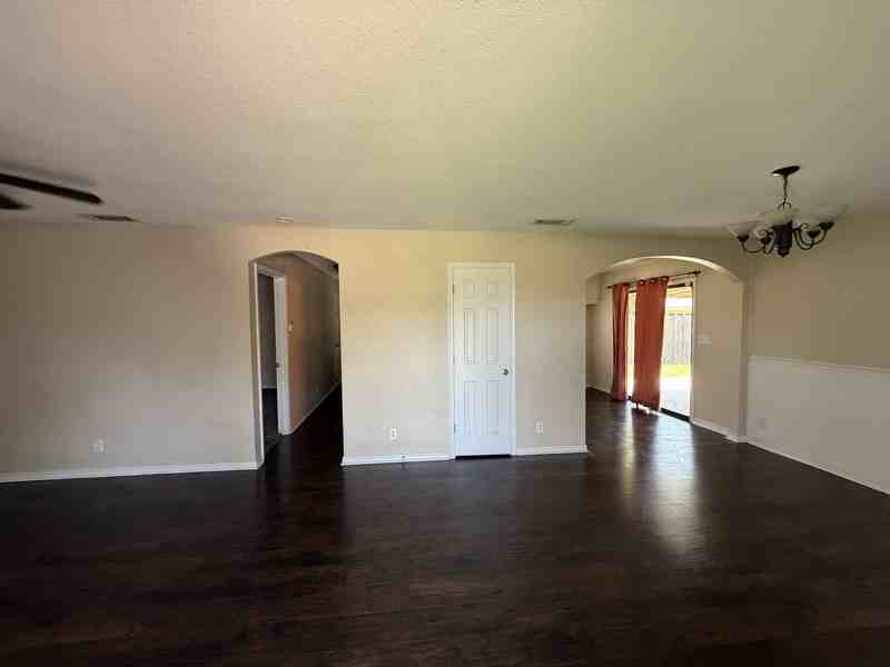 3033 Moffett Ave - Photo 2 of 8