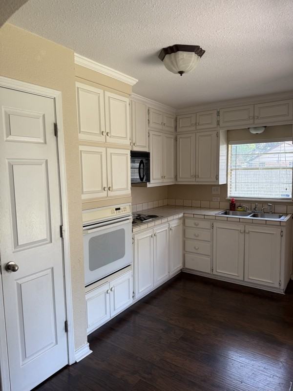 3033 Moffett Ave - Photo 3 of 8