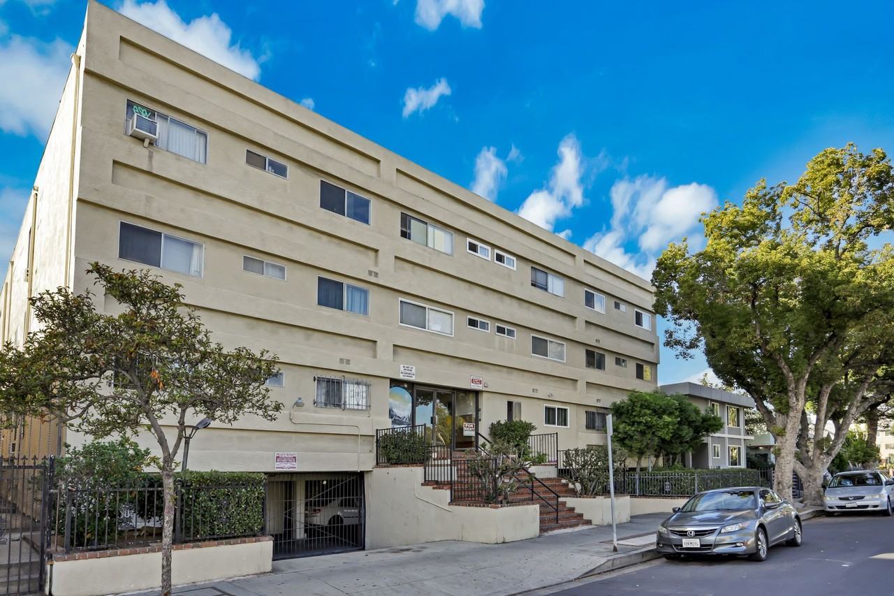 Lia @ LA Live - Photo 2 of 5