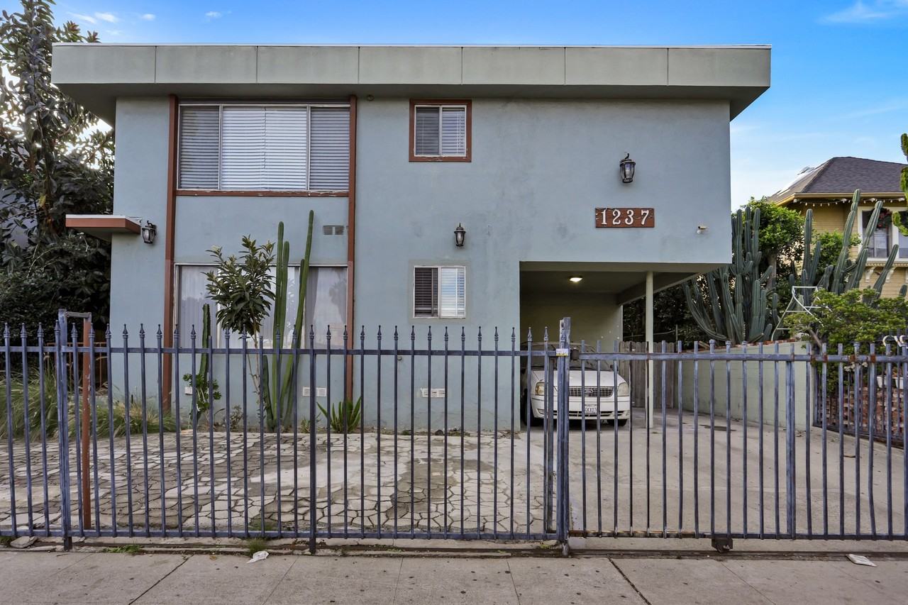 Lia @ LA Live - Photo 3 of 5