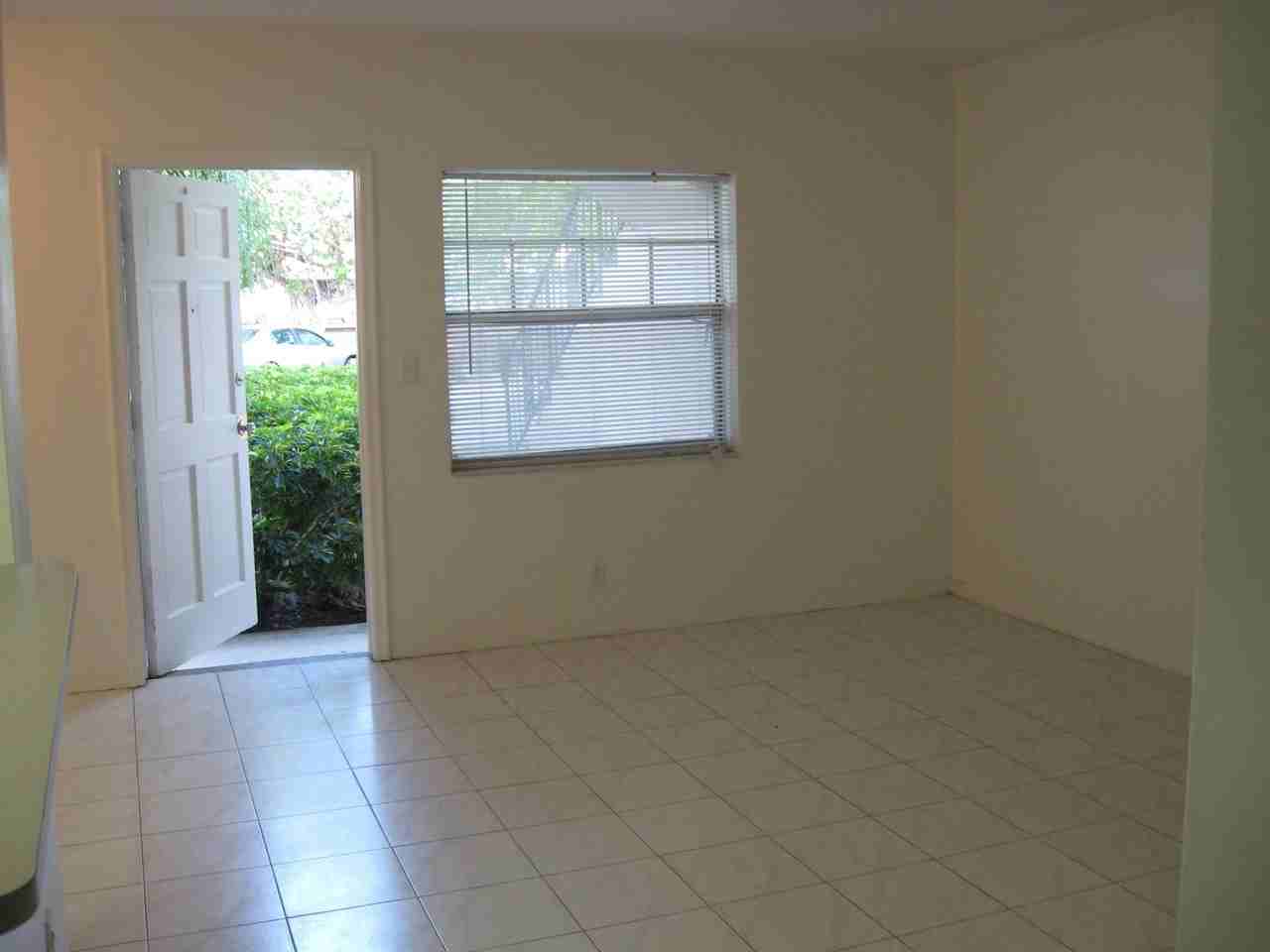 Royal Palm Apartments of Hollywood - Photo 2 of 10