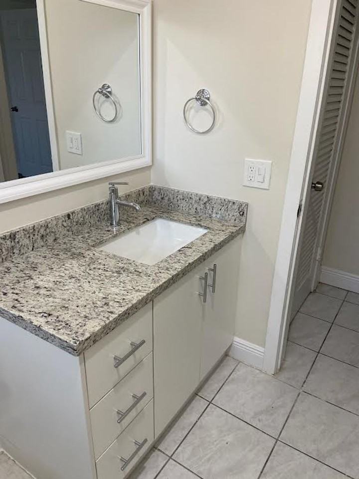 Royal Palm Apartments of Hollywood - Photo 7 of 10