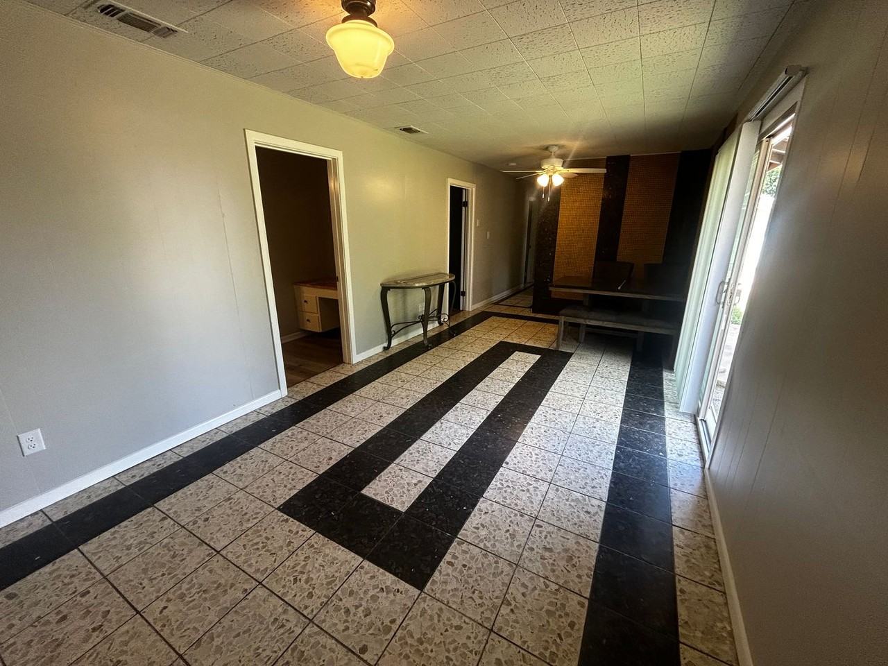 902 1/2 S Jefferson Dr - Photo 2 of 10