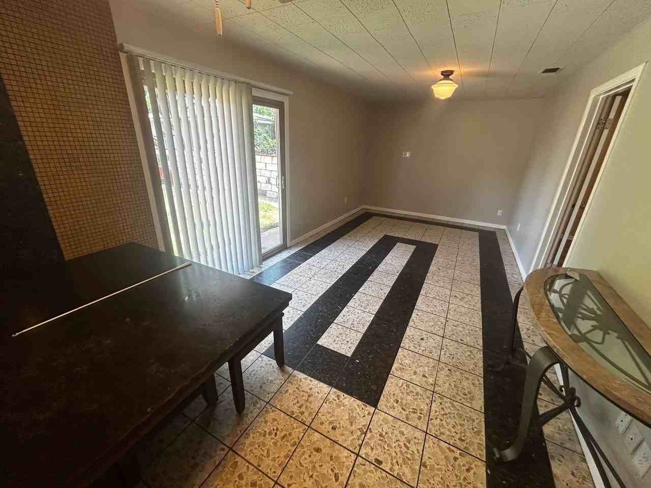 902 1/2 S Jefferson Dr - Photo 3 of 10
