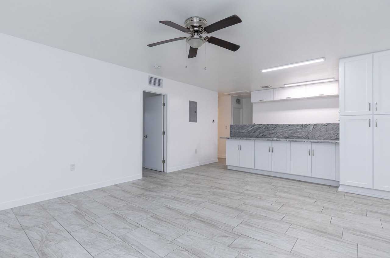 5918 Pierce St - Photo 2 of 33