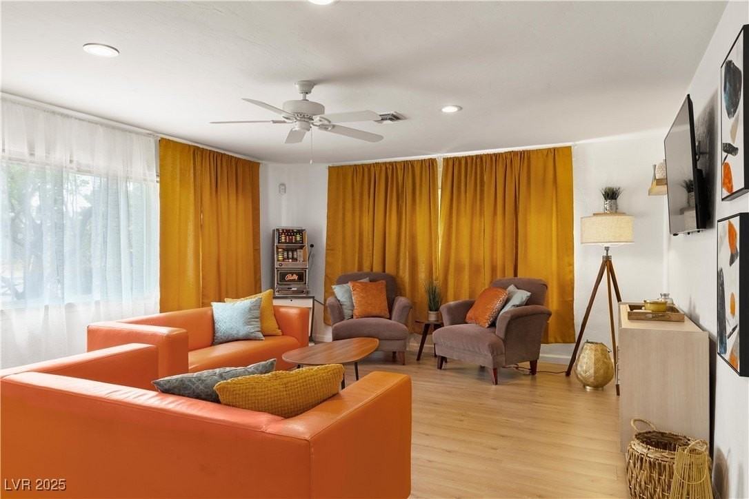 1013 Francis Ave - Photo 4 of 31