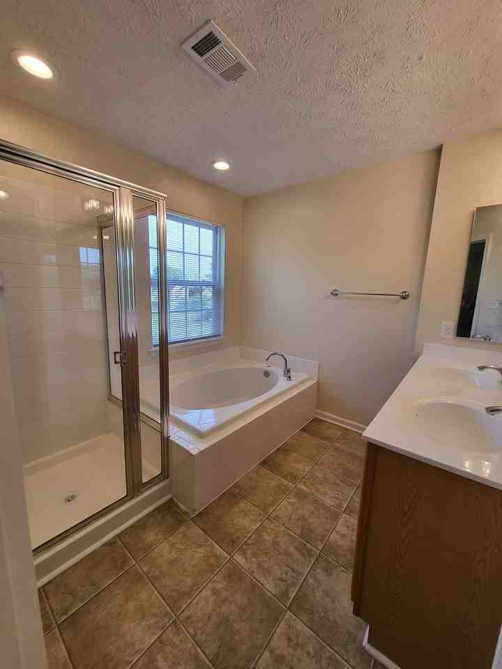 115 Truman St - Photo 3 of 49