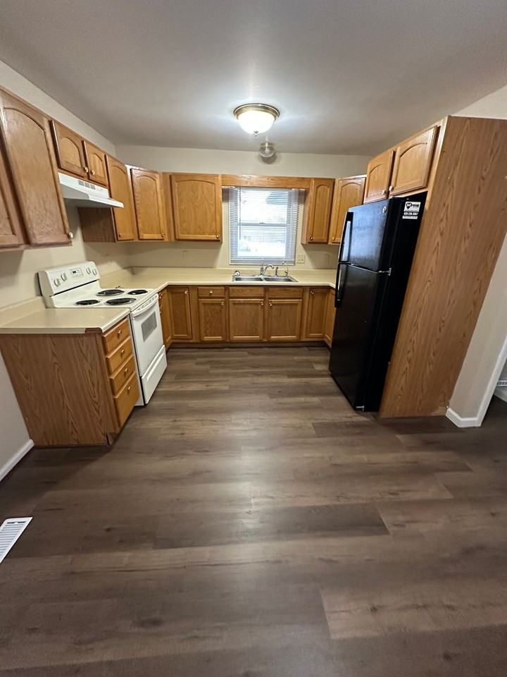 116 E 6th St - Photo 3 of 11