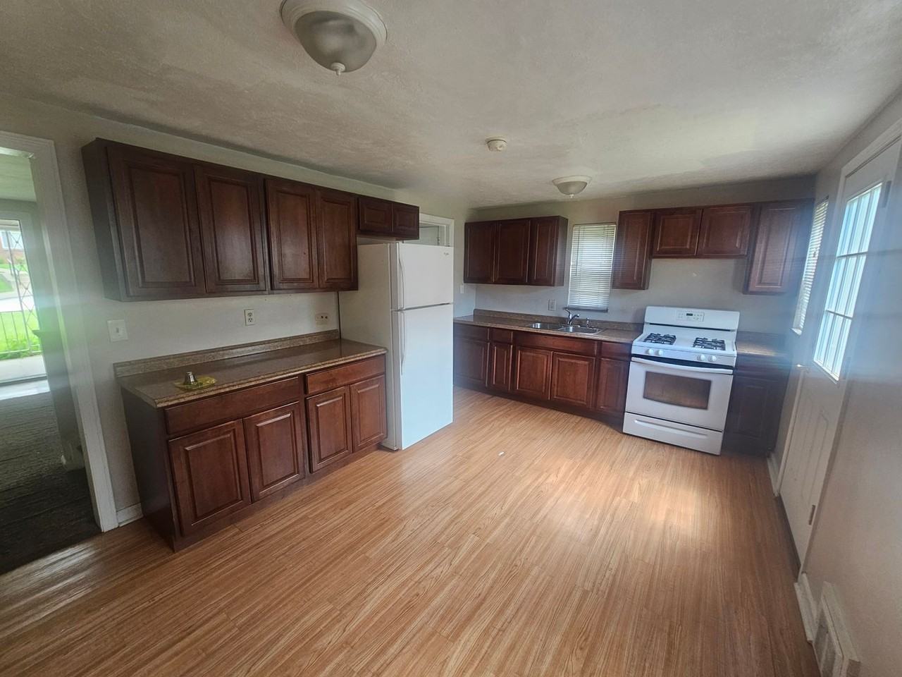 1004 Woodbine St - Photo 3 of 5