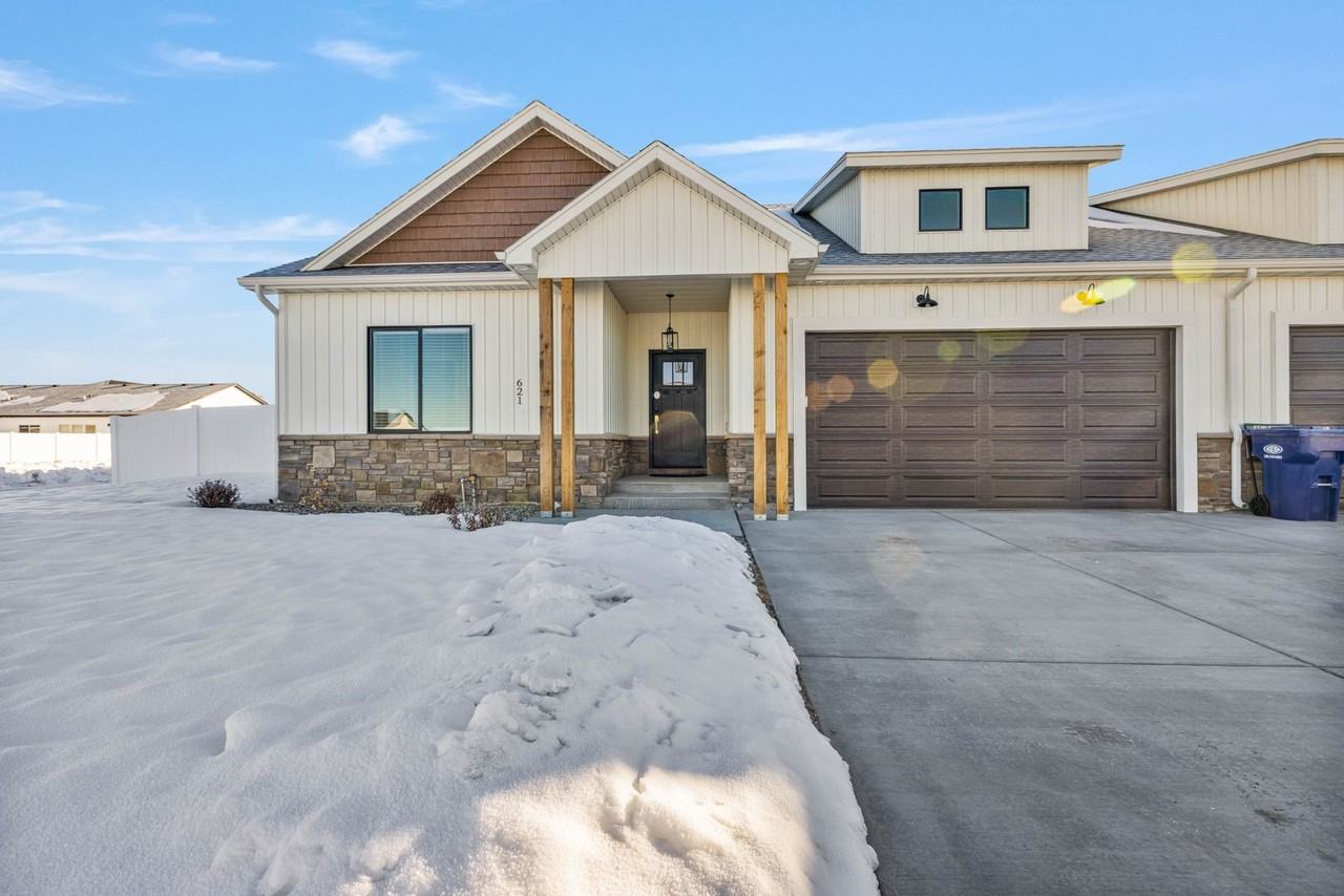 621 Jeanine Dr - Photo 2 of 38