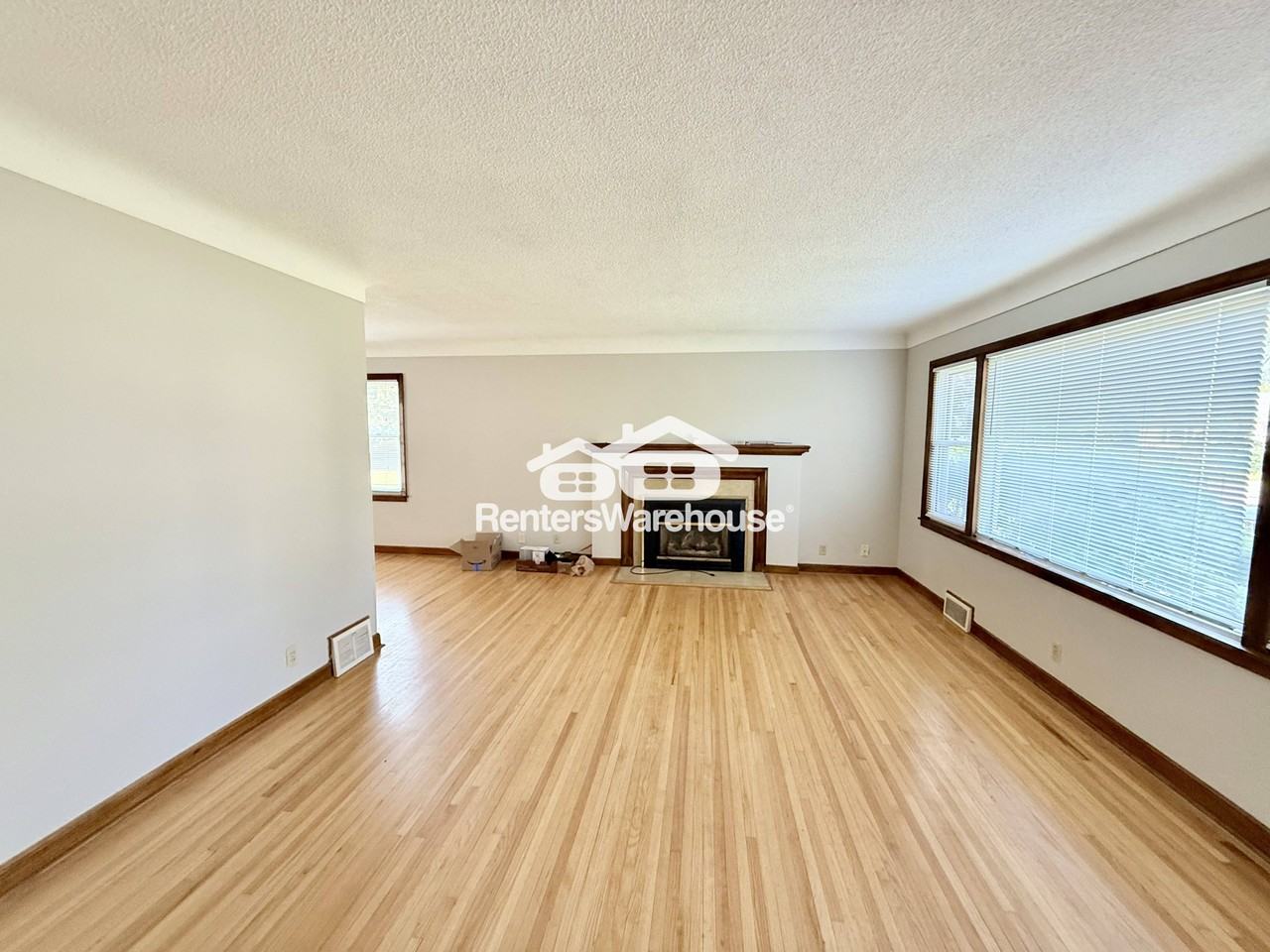 3249 Blackstone Ave - Photo 2 of 17