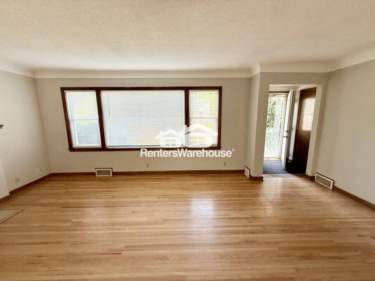 3249 Blackstone Ave - Photo 3 of 17